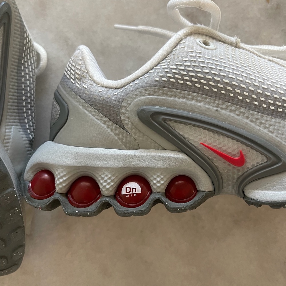2,5 Big Kid's Nike Air Max DN Shoes Size / Smoke Grey/University Red HQ4873-002 - Picture 2 of 7